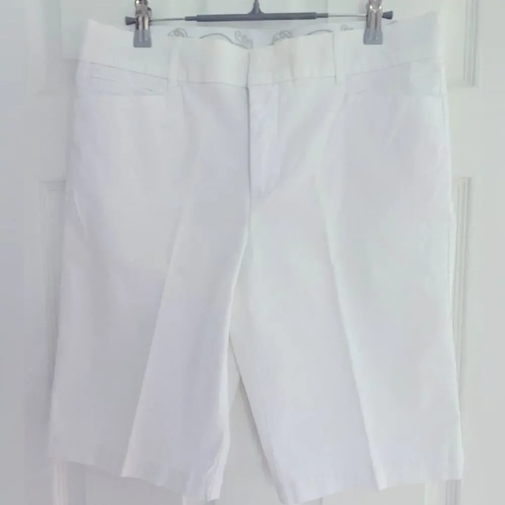 Bermuda shorts white wide elastic waist with hook and zip and pockets size 10 C